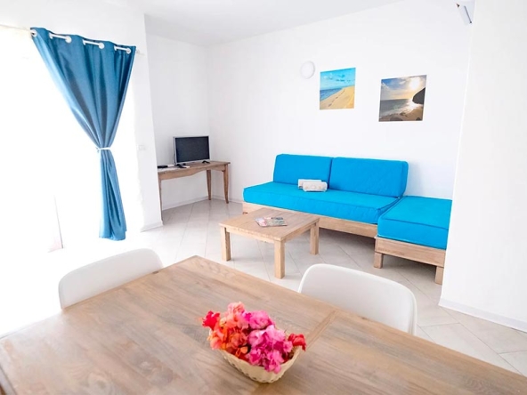 Soggiorno - appartamento trilocale comfort con giardino - Halos Casa Resort