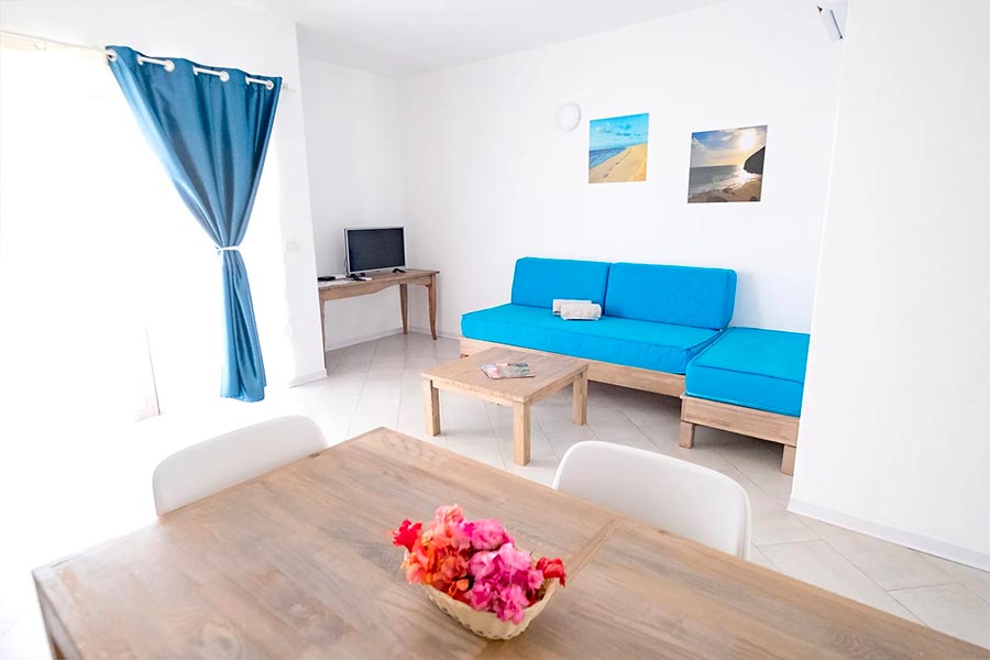 Soggiorno - appartamento trilocale comfort con giardino - Halos Casa Resort