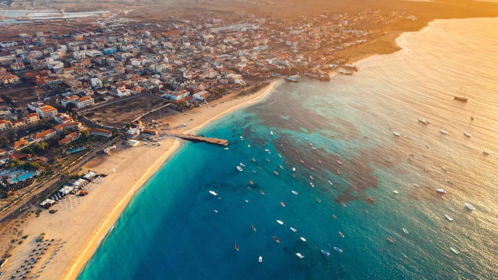 Vista crescita immobiliare lungo la costa dell'isola di Sal a Capo Verde